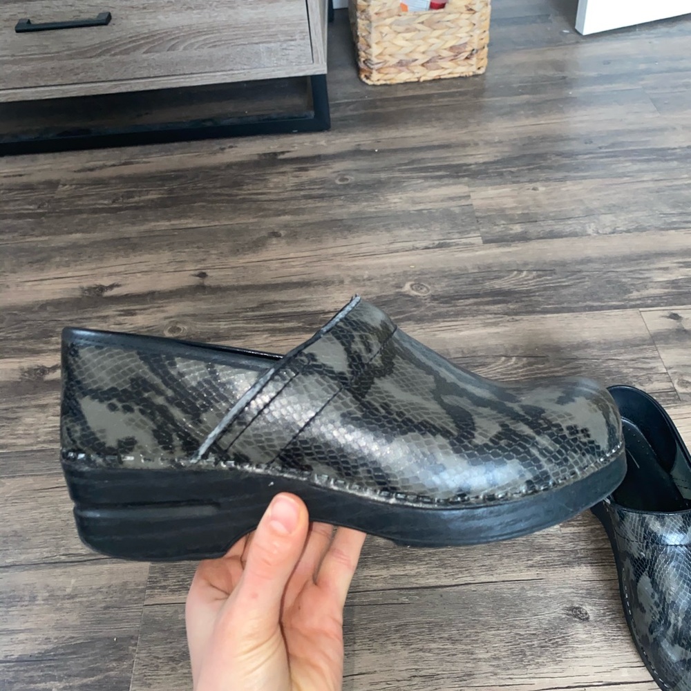 Dansko 41 Black Leather Python Clogs - image 4